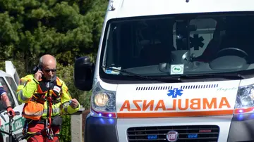 Auto investe ciclista in via Belisario: gravissima una 49enne
