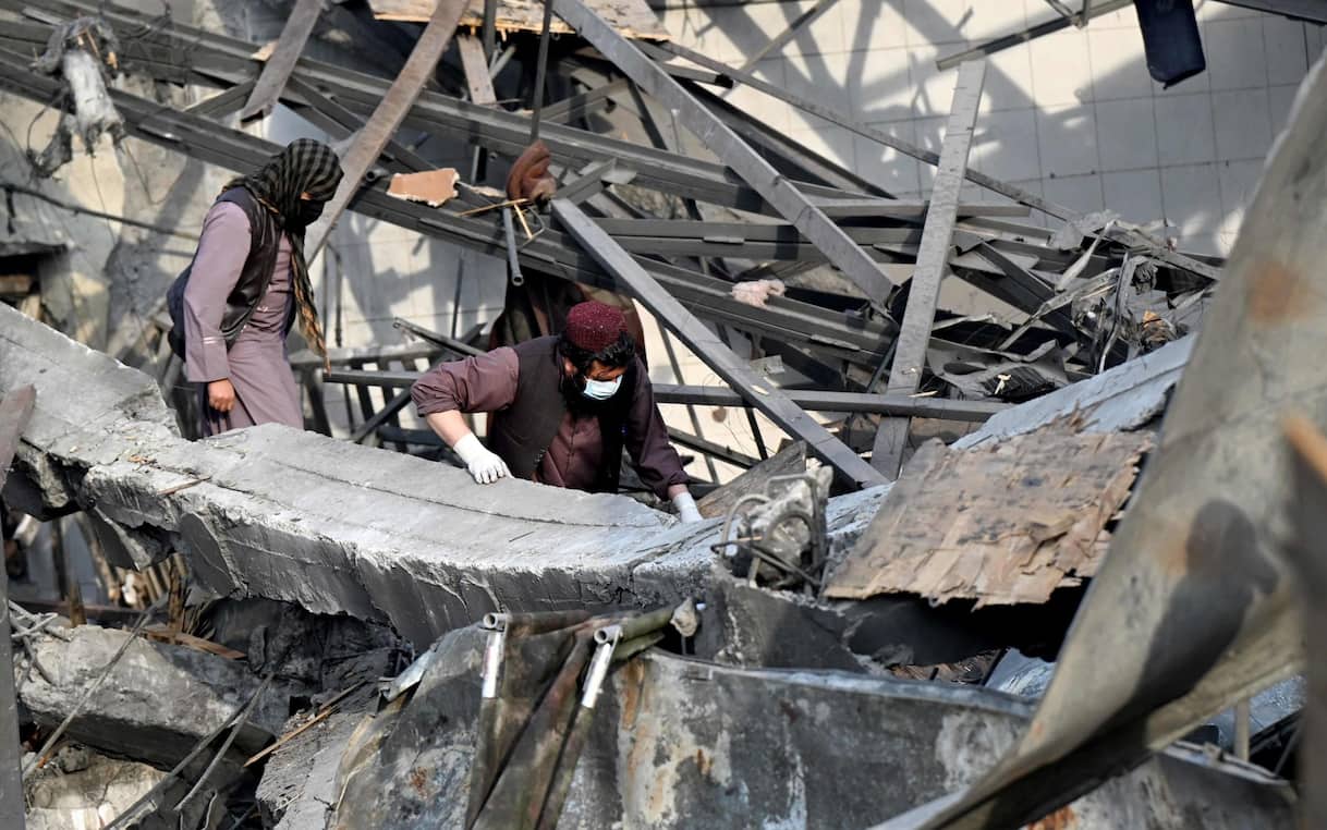 Kabul, centinaia morti in raid su centro medico: il Pakistan nega