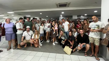 L’incubo in paradiso delle famiglie bloccate alle Maldive: “Voli cancellati, biglietti per i bambini a 1.600 euro”