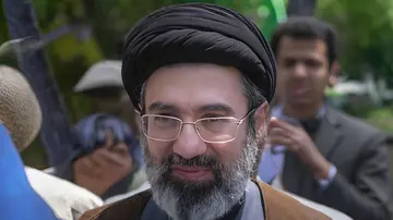 Il giallo di Mojtaba Khamenei: “Morto”, “gravissimo”, “curato a Mosca”. E per fonti Usa potrebbe essere gay