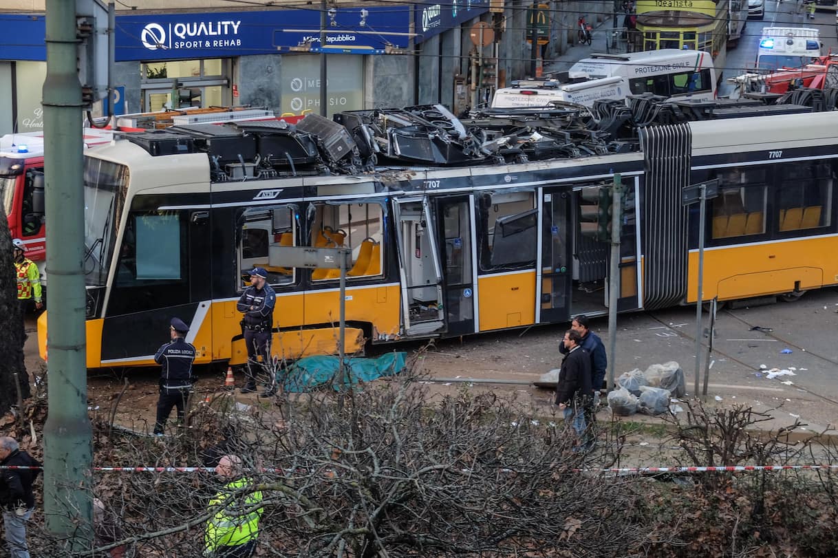 Tram deragliato a Milano, dal malore del conducente alla frenata: i nodi dell'indagine