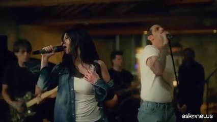 Il sarcasmo di Gianluca Grignani su Laura Pausini a Sanremo: “Sui fiori c’è il suo numero? Così la chiamo”