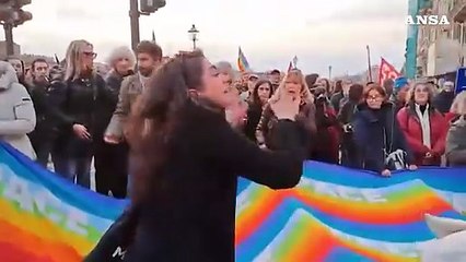 “Il mio popolo aspettava quegli aerei”. Leila, l’attivista iraniana che ha fermato il corteo pacifista: “Ora parlo io”