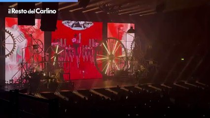 Mika fa esplodere il palco dell’Unipol di colori e musica: fan in delirio abbracciano di nuovo il loro mito