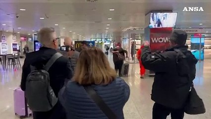 Caos voli a Dubai, l’aeroporto funziona a singhiozzo. L’imbuto Emirati e i prezzi alle stelle: un calvario per chi viaggia