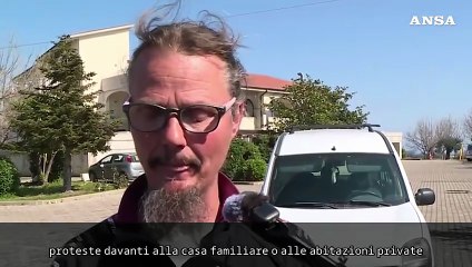 “Non mangio finché non torna mamma”. La nonna della famiglia del bosco: “Mia figlia e i bambini sono devastati”