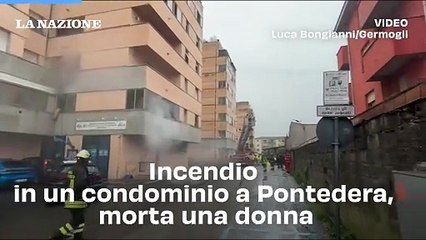 Incendio in un condominio, morta una donna. Appartamenti evacuati, maxi-emergenza. Dodici persone intossicate