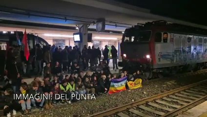 Caos treni, fino a due ore di ritardo: gli attivisti no guerra bloccano il binario quando passa il treno delle armi