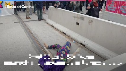 Corteo di protesta a Bologna: “Siamo 5mila. No a referendum, cpr e Governo Meloni”. Lanciato a terra manichino vestito da monarca