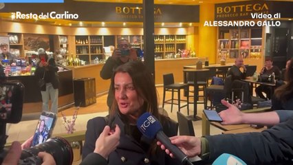 L'abbraccio di Kimi Antonelli alla mamma: "Ho voglia di tagliatelle". All’aeroporto bagno di folla e selfie per il re della F1