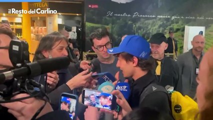 L'abbraccio di Kimi Antonelli alla mamma: "Ho voglia di tagliatelle". All’aeroporto bagno di folla e selfie per il re della F1