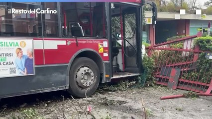 Incidente oggi a San Lazzaro (Bologna): autobus fuori strada, si schianta contro un palazzo e poi nei giardinetti