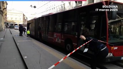 Donna investita da un bus in pieno centro a Bologna: resta incastrata sotto al mezzo, è gravissima