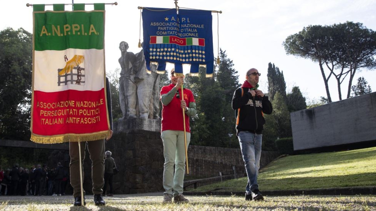 I cortei per il 25 aprile a Roma, ultime notizie in diretta | L'omaggio di Mattarella all'Altare della patria. Aggressione con spray urticante: «Siete nazisti». Colpi di pistola ad aria compressa: due feriti