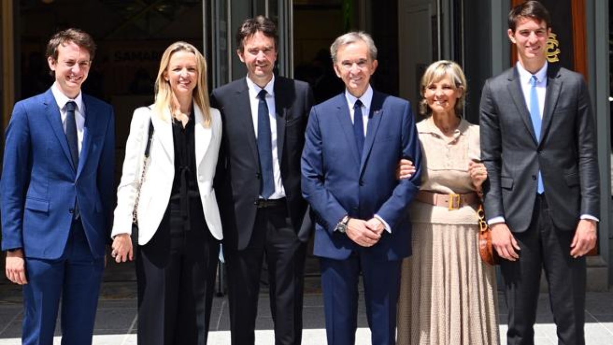 Arnault per la prima volta fa parlare tutti i 5 figli all’assemblea Lvmh (e regala champagne): «La mia successione? Ho ancora 7-8 anni»