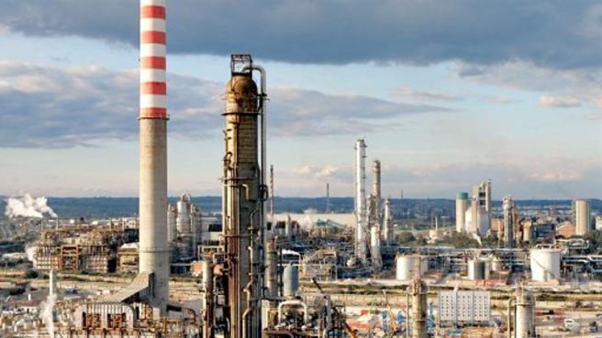 Borse in diretta, prezzo petrolio oggi 21 aprile | L’Ue: la carenza di jet fuel è possibile. Listini misti, gas e greggio in calo