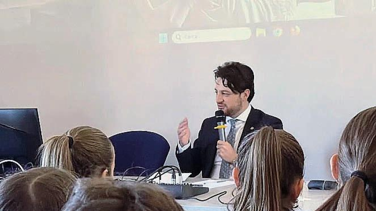 Stefani: «No all’uso dei social per gli under 14. Li vedo nei parchi chini sul telefono. Ora in Veneto prepariamo il divieto»