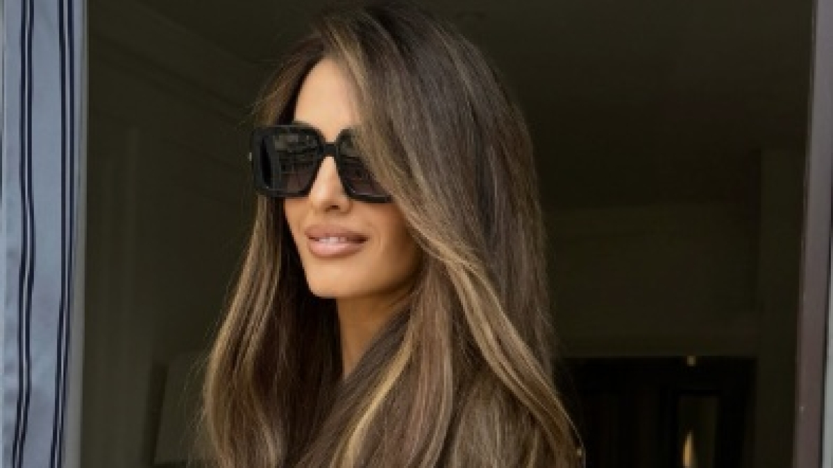 Amal Clooney a Milano: il suo nuovo colore di capelli (il castano «La Panthère») è già tendenza