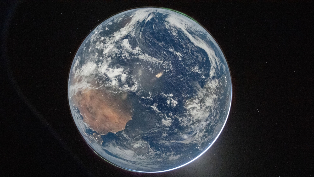 Artemis II a metà strada tra Terra e Luna: la Nasa pubblica la spettacolare foto scattata dagli astronauti