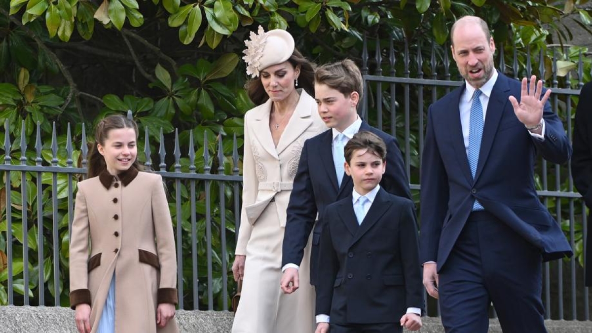 William e Kate alla messa di Pasqua dei Windsor dopo due anni di assenza. E ci sono Peter e Harriet, futuri sposi Royal