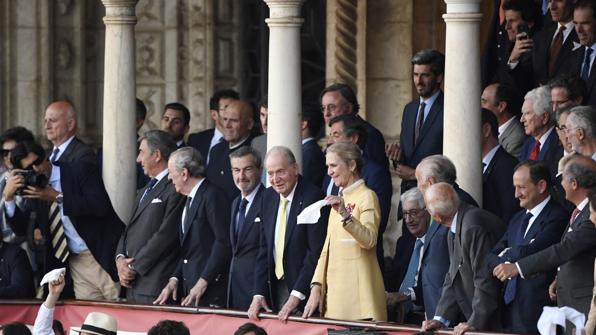 Re Juan Carlos torna in Spagna. Pasqua alla corrida di Siviglia con la figlia Elena: prove tecniche di fine esilio
