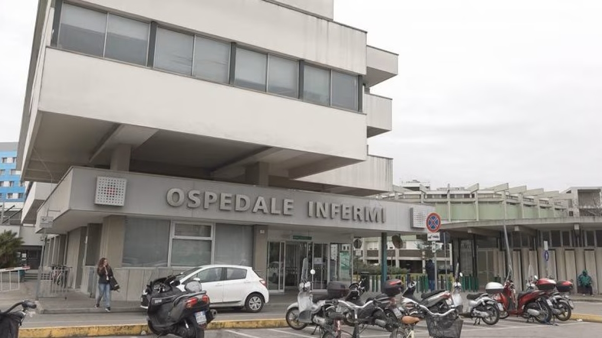 Rimini, bambino di 12 anni risucchiato dal bocchettone di una piscina: è gravissimo