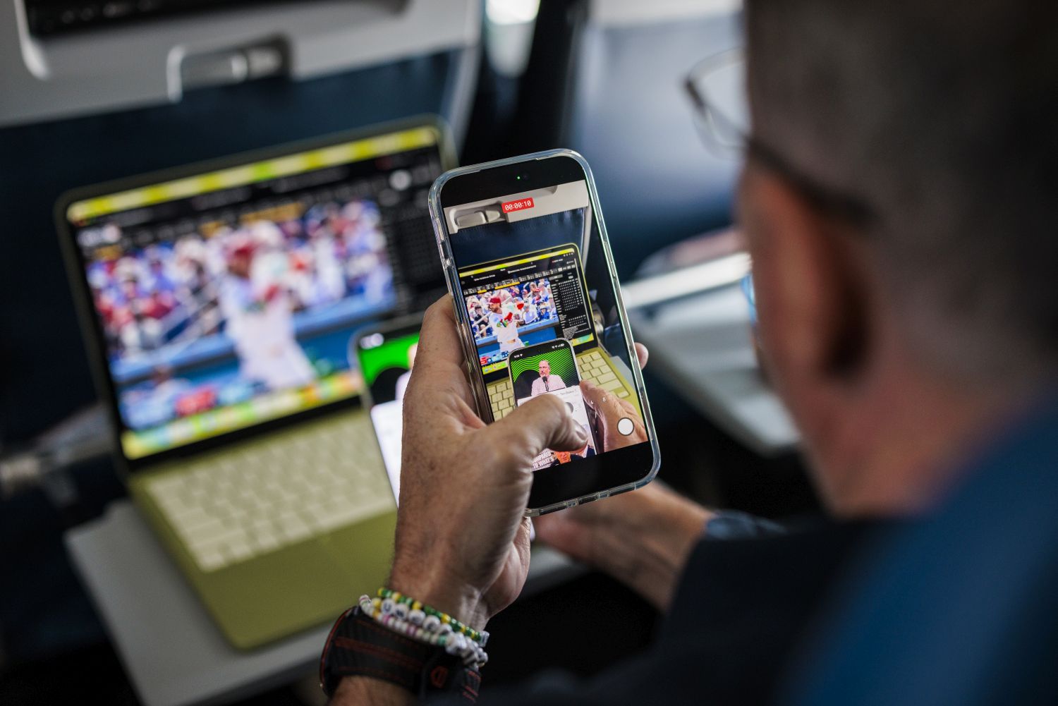 Starlink in volo, la connessione provata per voi: velocità da fibra, sport in diretta (e videochiamata alla mamma)