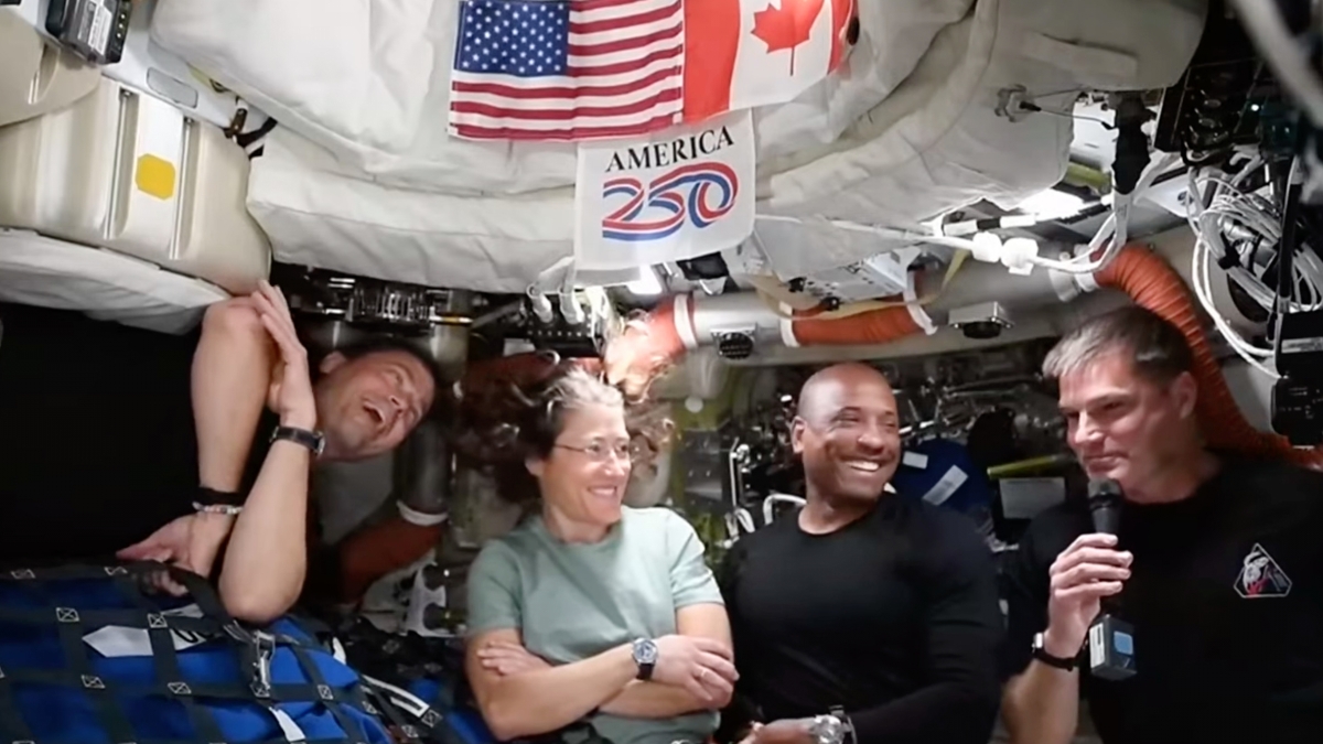Gli astronauti di Artemis 2 raccontano le acrobazie per vivere nello stretto spazio della navicella Orion: «Non muovere un piede, devo allungare una mano»