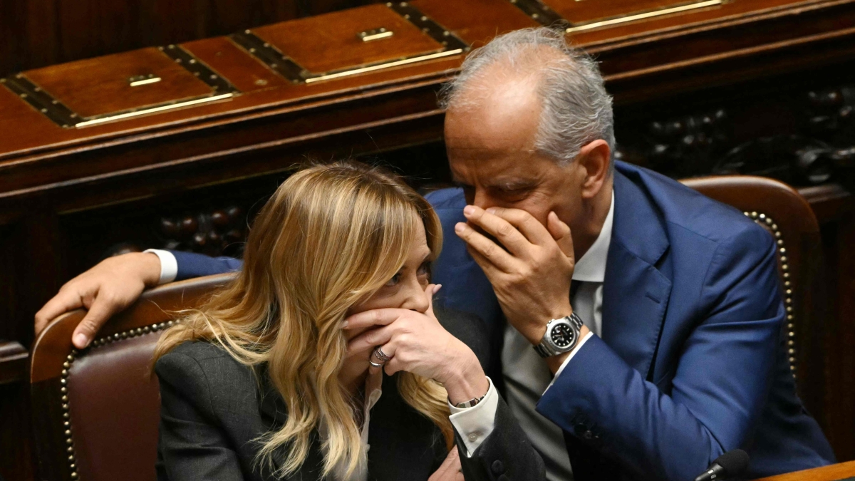 Ovazioni dei suoi e uscite in romanesco, Meloni in Parlamento «lancia» la campagna elettorale. «Raga', è ancora lunga»