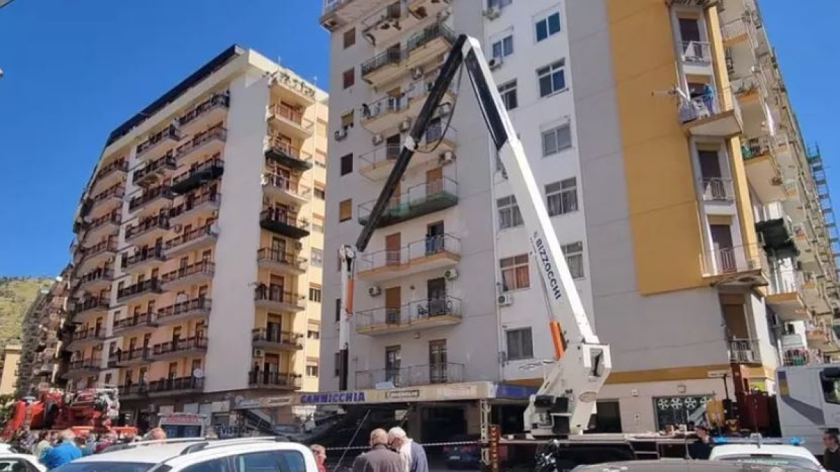 Palermo, morti due operai dopo un volo di dieci metri da una gru: lavoravano «in nero»