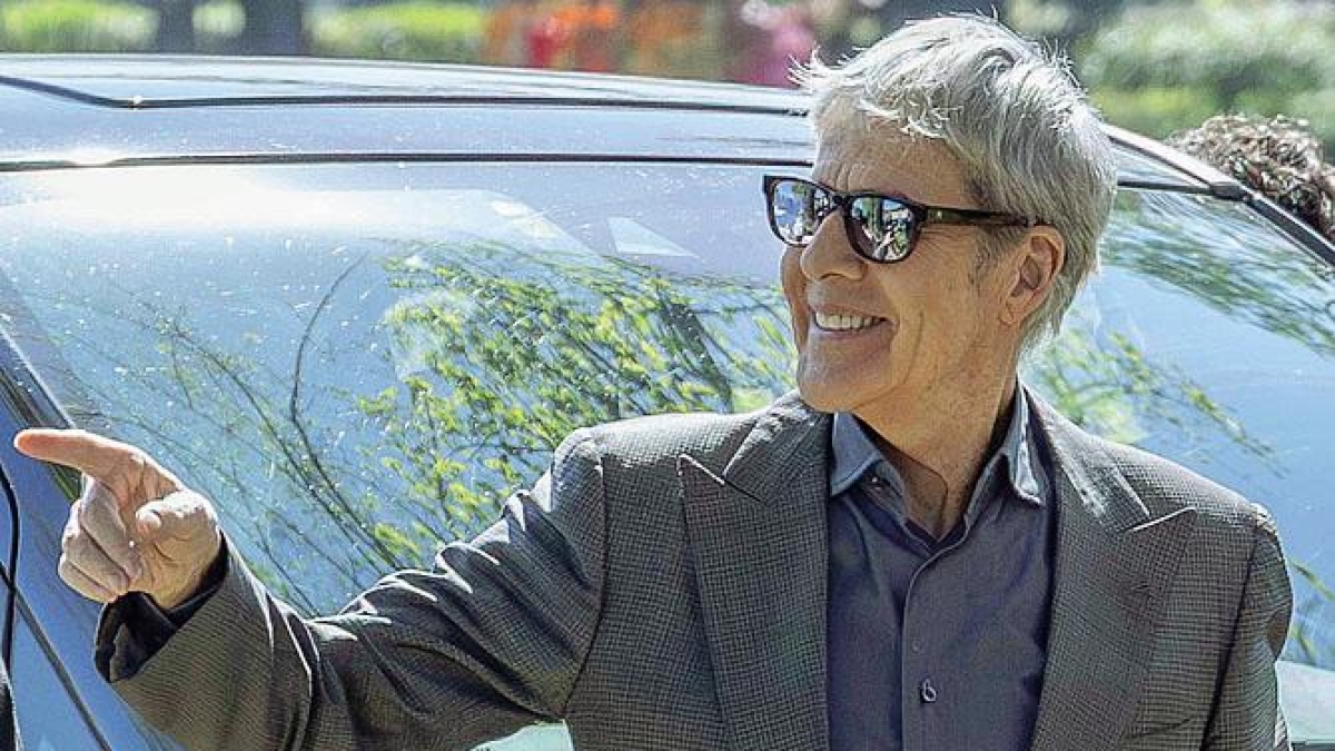 Claudio Baglioni premiato a Firenze: «La mia prima volta qui strappai per sbaglio il vestito alla presentatrice: una gaffe che mi costò 10 anni senza estero»