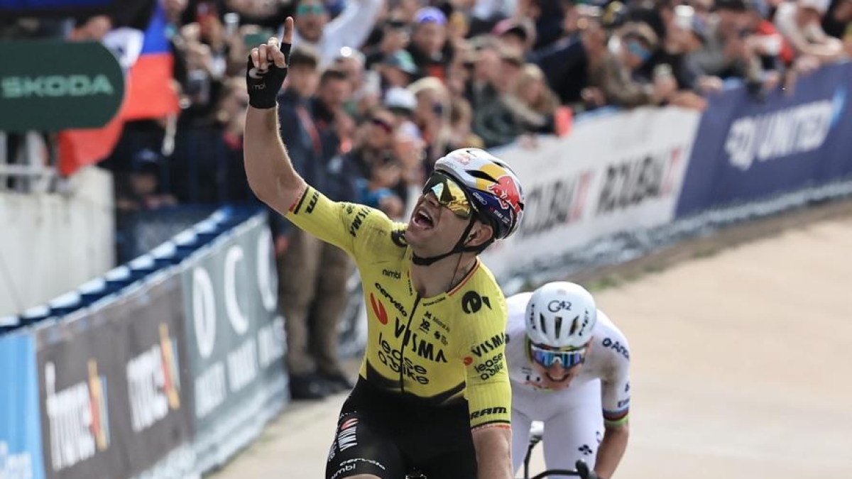 Parigi-Roubaix, la gara in diretta: vince Van Aert, battuto Pogacar allo sprint nel velodromo. Succede di tutto fra forature e cadute, Van Der Poel 4°. Ganna sfortunato