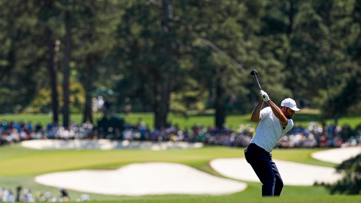 Golf, Masters McIlroy in difficoltà avanti Young