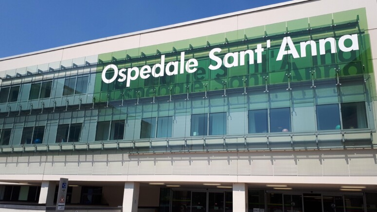 Como, 75enne ricoverata in ospedale si spara con una pistola: è gravissima. Indagini in corso anche sulla provenienza dell'arma