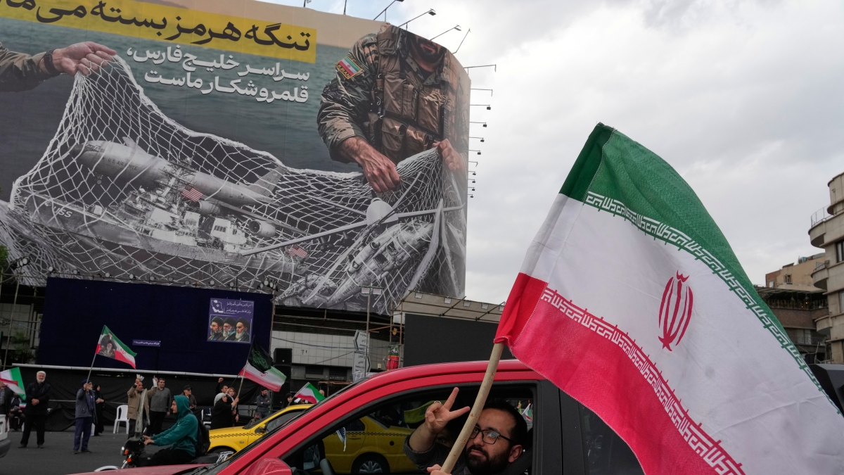 Guerra in Iran, le ultime notizie in diretta | Bbc, una prima nave attraversa Hormuz dall'inizio del blocco ordinato da Trump. Usa-Iran, possibile un nuovo incontro - Corriere della Sera