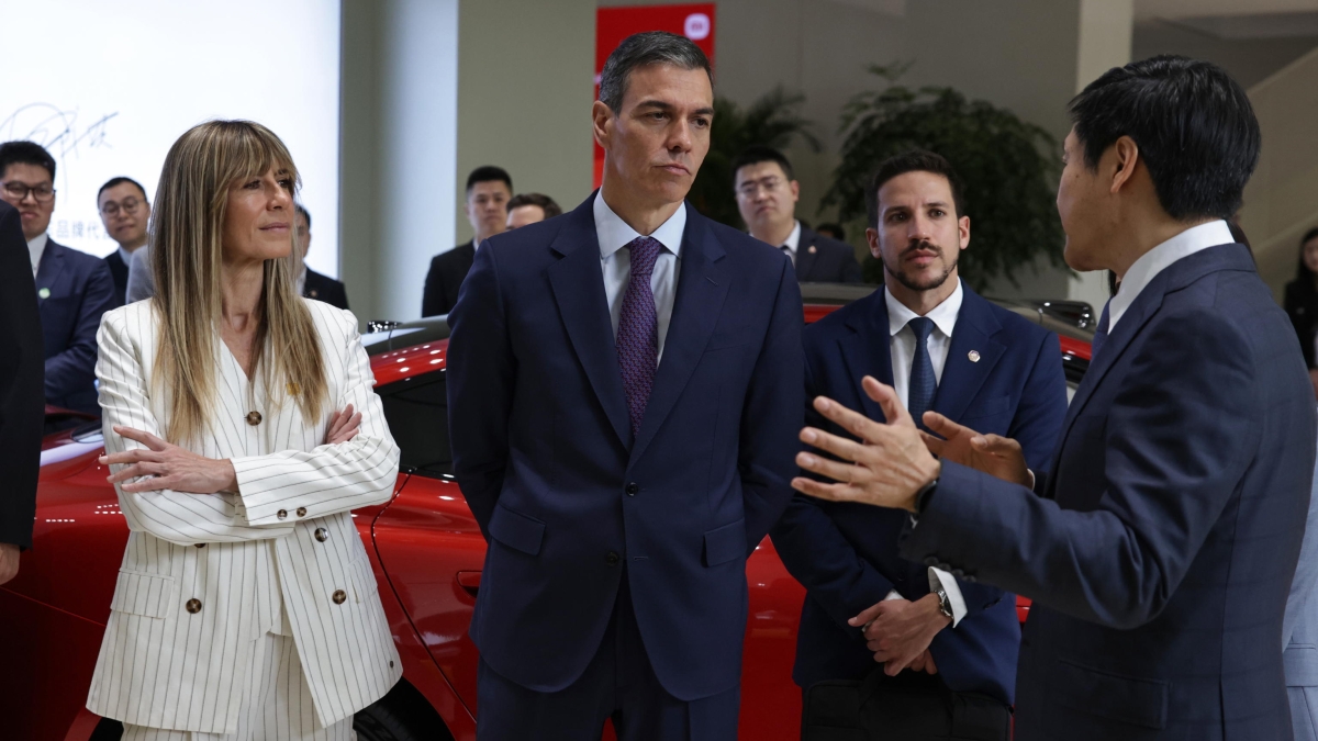 Begoña Gómez, moglie di Sánchez, incriminata per corruzione. Lui: «Il tempo rimetterà a posto ogni cosa». E incassa le lodi di Xi Jinping: «Spagna dalla parte giusta»