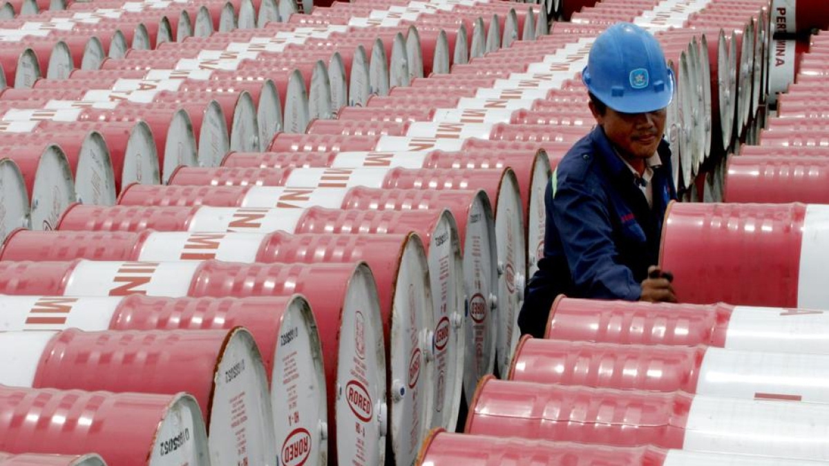 Petrolio, le scorte Usa calano a sorpresa di 910 mila barili. La Ue convoca gli ambasciatori