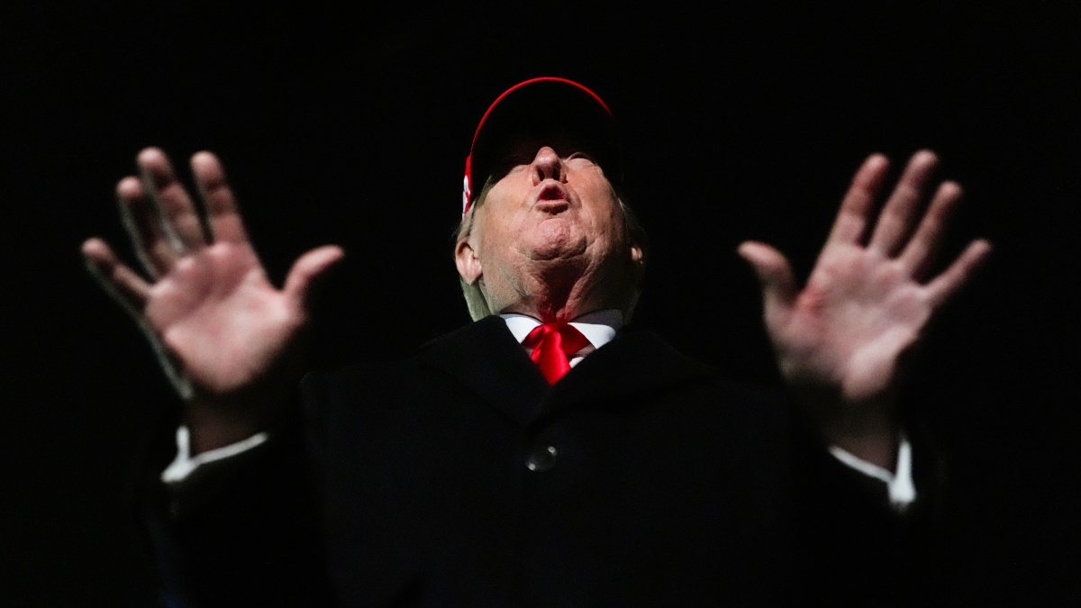 Trump attacca ancora Meloni. E sull'Iran: «Intesa ad aprile». Teheran «valuta la riapertura parziale di Hormuz»