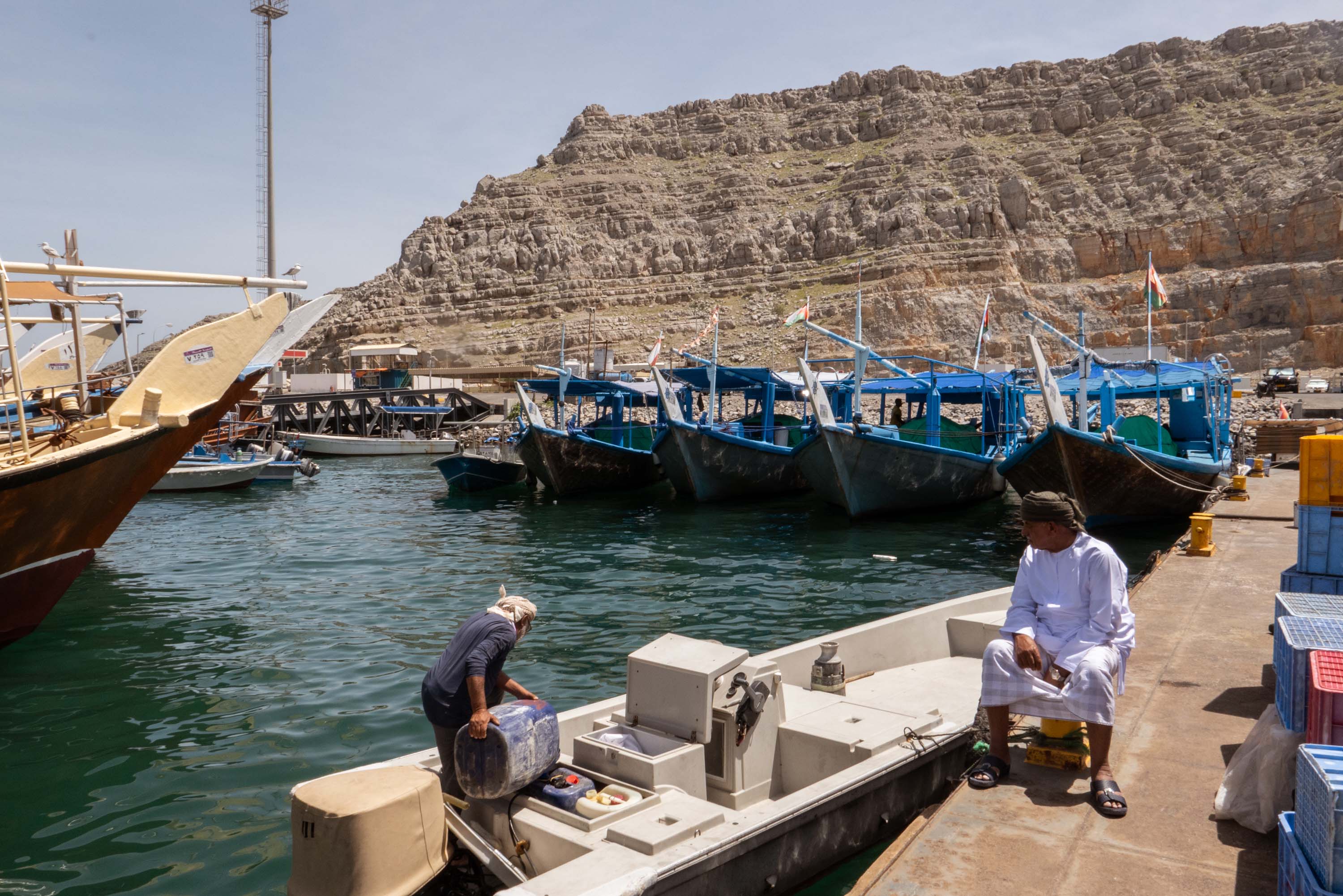 Dentro Hormuz. Nel punto più «caldo» del Golfo con le navi bloccate sullo sfondo: «Qui almeno non suonano sirene»