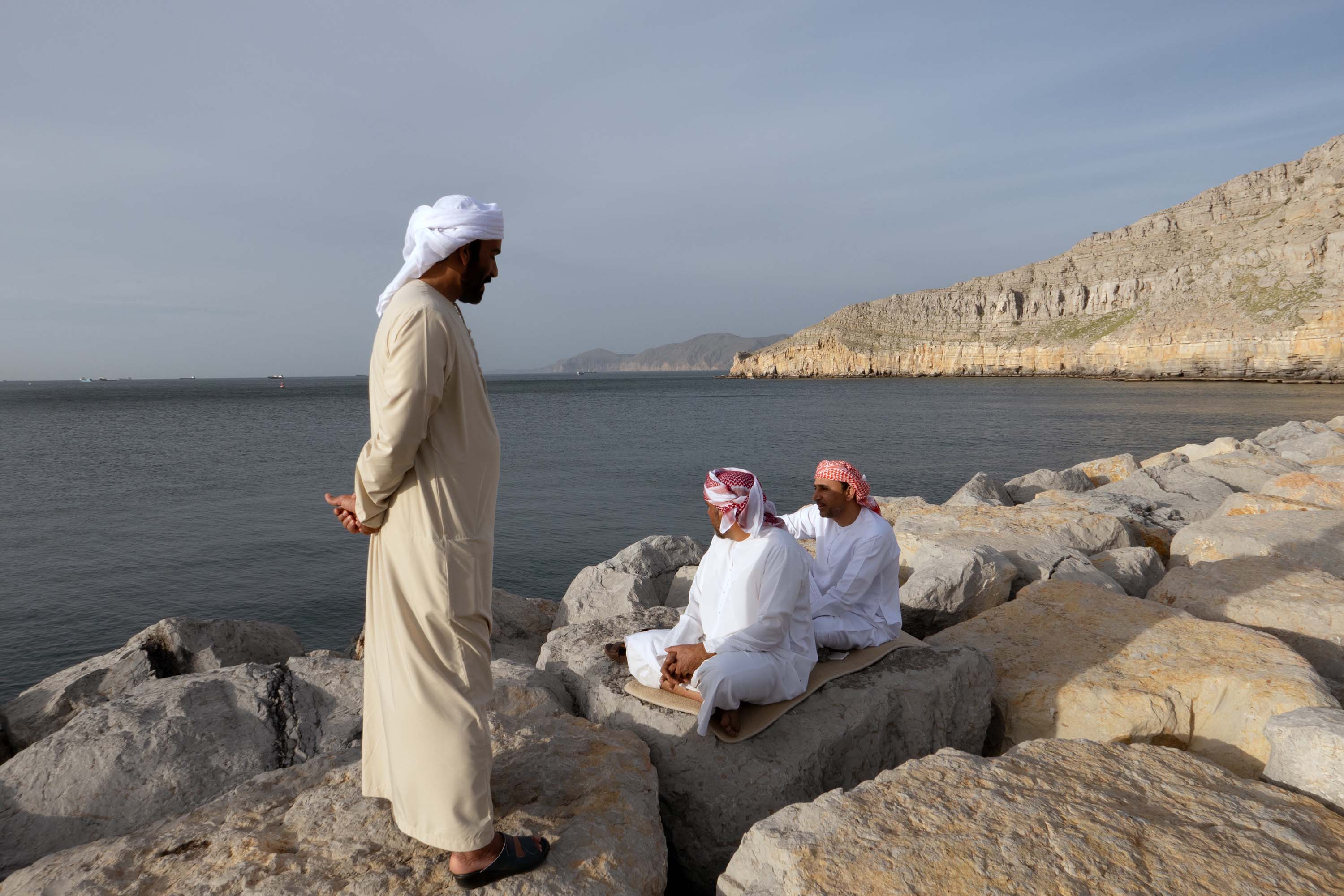 Dentro Hormuz. Nel punto più «caldo» del Golfo con le navi bloccate sullo sfondo: «Qui almeno non suonano sirene»