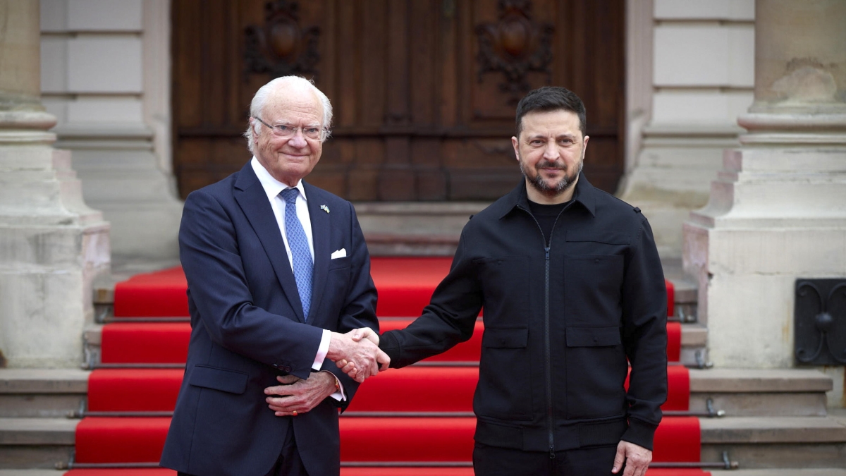 Guerra Ucraina-Russia, le notizie in diretta | Uomo spara sulla folla a Kiev, Zelensky: «I morti sono almeno 5, salvi 4 ostaggi». L'Sbu: «Colpite tre navi da guerra russe in Crimea» - Corriere della Sera