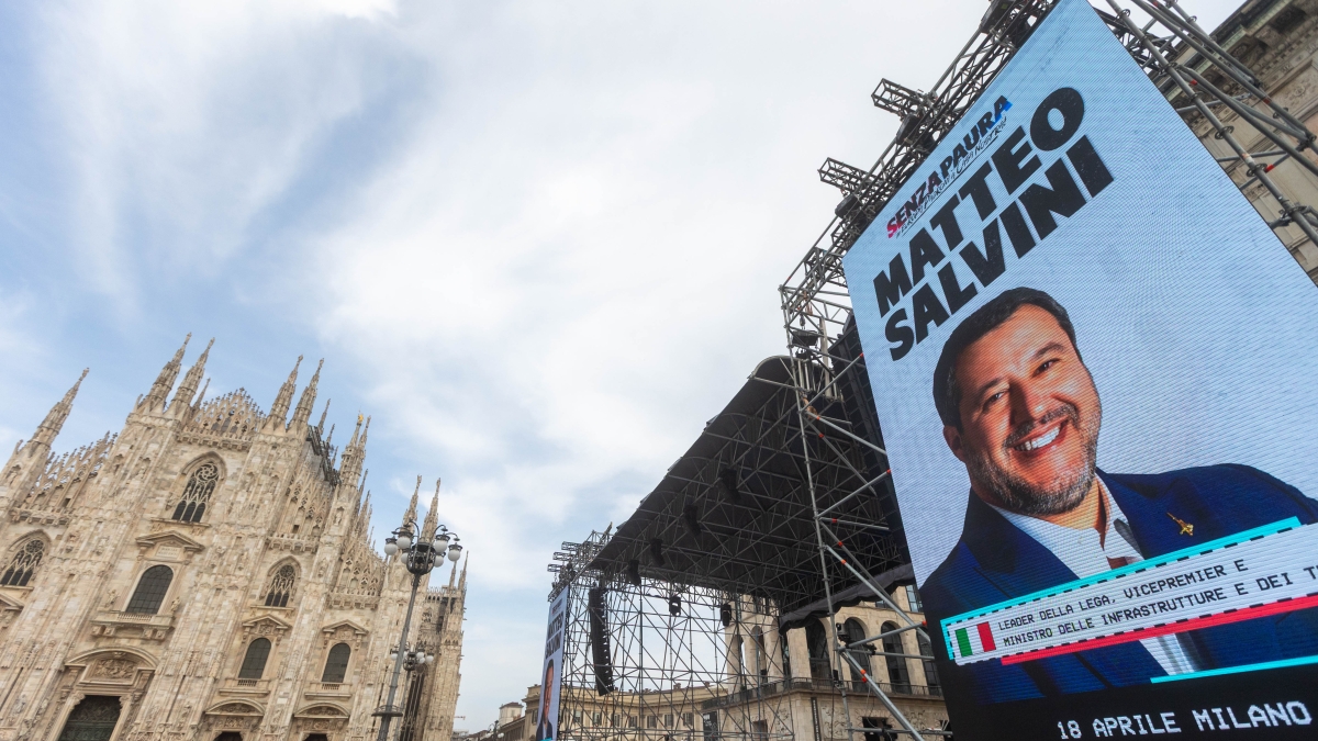 I sovranisti in piazza Duomo a Milano: la «prova di forza» della Lega. I centri sociali preparano i cortei di protesta