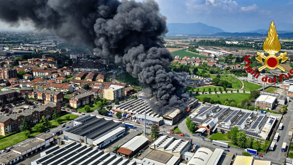 Incendio a Beinasco, nel Torinese: in fiamme un capannone industriale, evacuate le case attorno all'edificio. Il sindaco: «Non aprite le finestre»