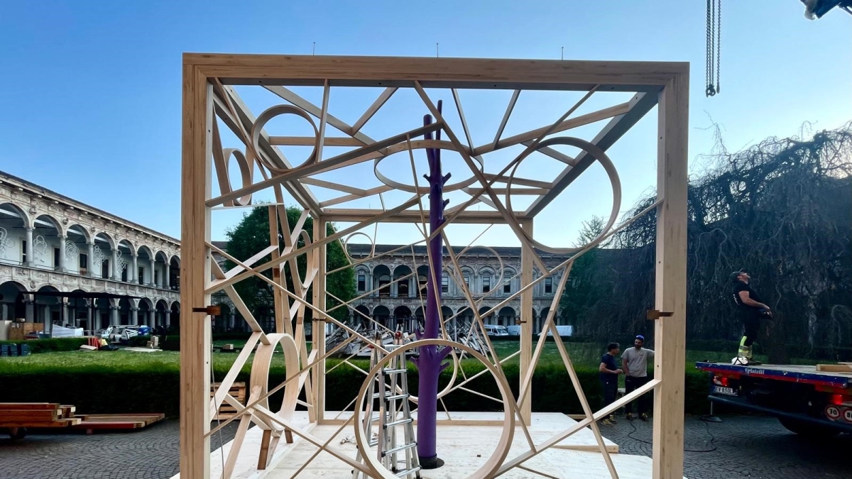 Milano Design Week 2026, oggi la «colazione» di Cattelan apre le danze: gli eventi sono 1.850 (tra cui la notte bianca), parte la corsa ai gadget