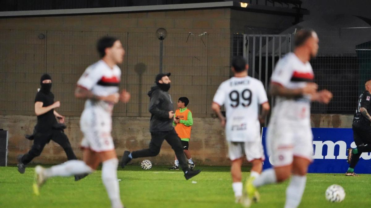 Serie C, in Monopoli-Foggia invasione finale di uomini incappucciati, arrestati sul campo