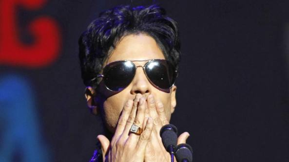 Gli ultimi giorni di Prince, icona controversa degli anni Ottanta: il significato del numero 3121, i Testimoni di Geova e i misteri sulla morte