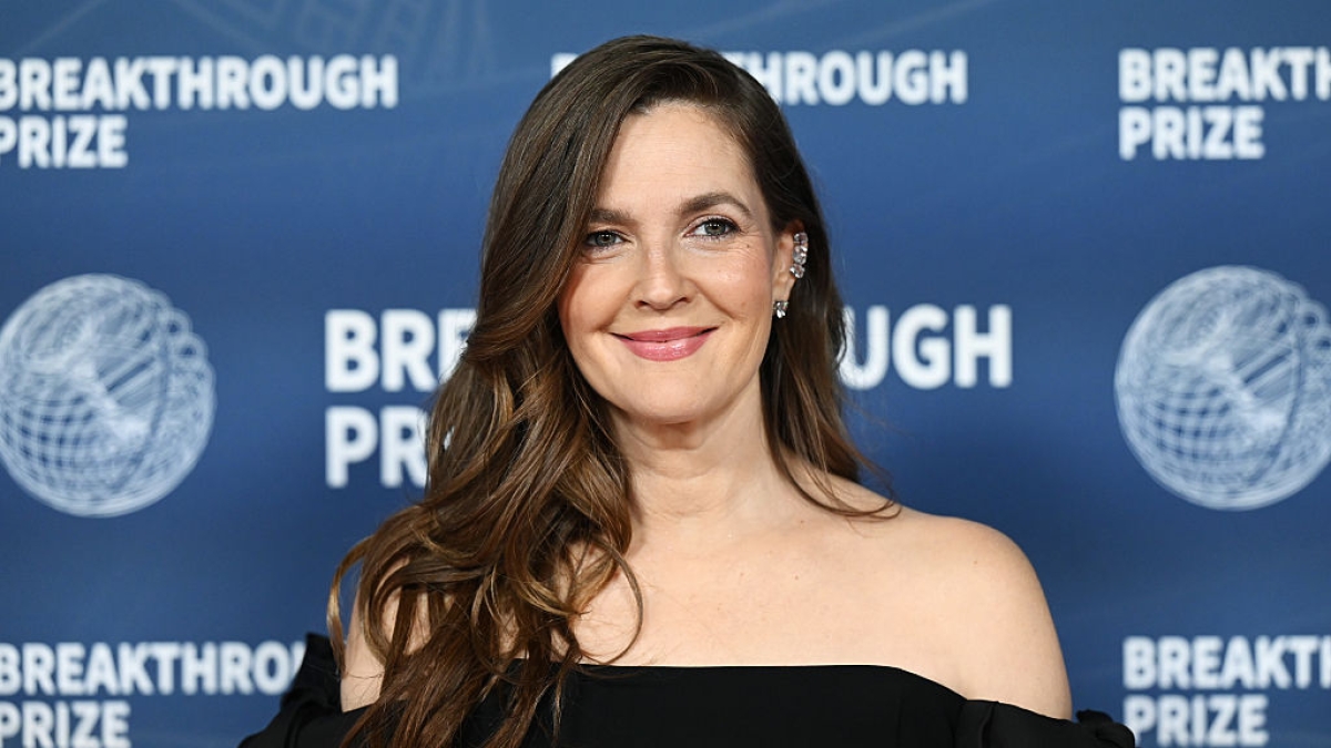 «Sono stanca dei reggiseni»: Drew Barrymore spiega perché a 51 anni non ne indosserà mai più uno