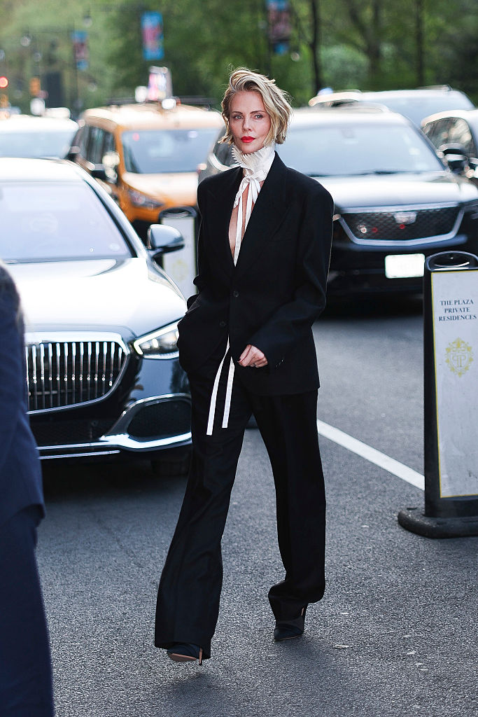 Charlize Theron, il nude look sul red carpet: e l'attrice sceglie un look della collezione maschile