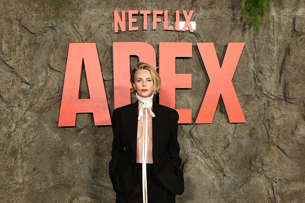 Charlize Theron, il nude look sul red carpet: e l'attrice sceglie un look della collezione maschile