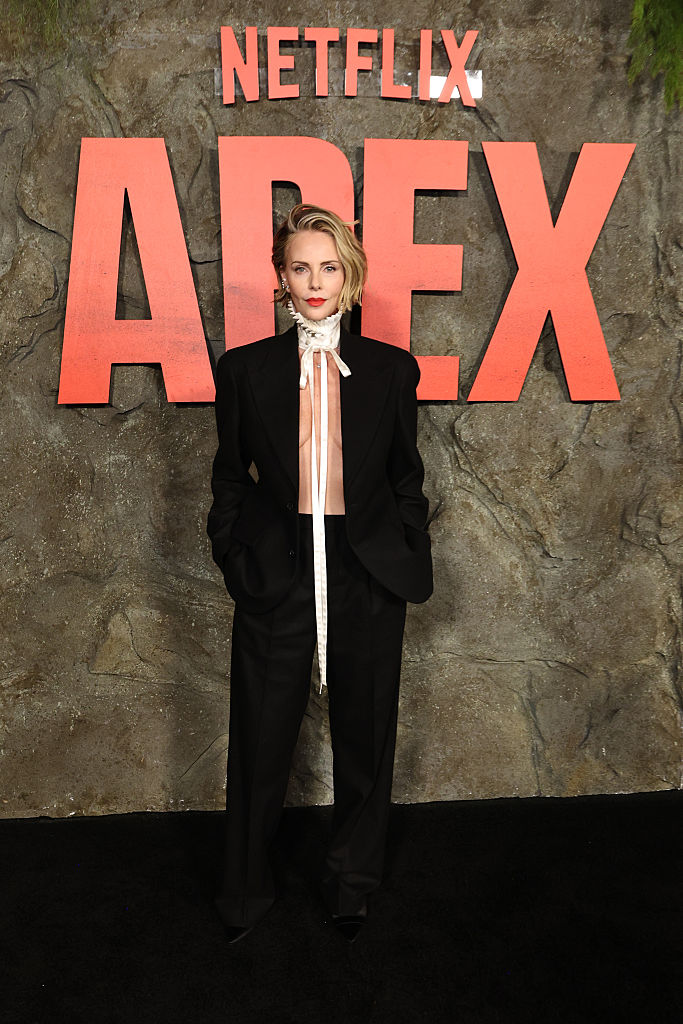 Charlize Theron, il nude look sul red carpet: e l'attrice sceglie un look della collezione maschile
